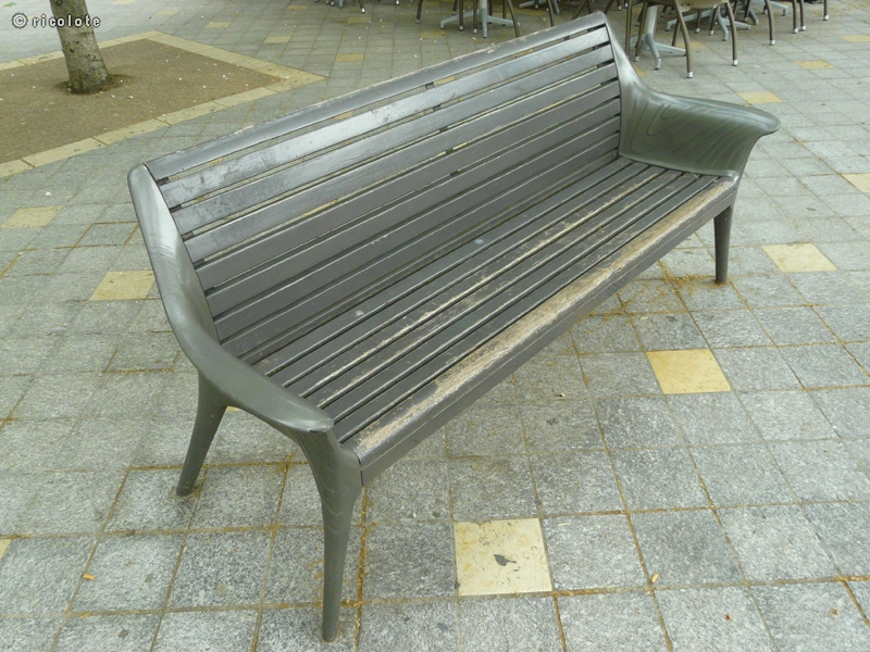 Banc en bois peint en vert