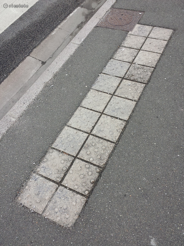 Bande podotactile en pavÃ© bÃ©ton