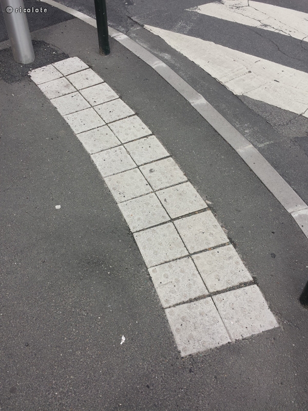 Bande podotactile en pavÃ©s bÃ©ton