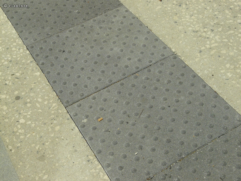 Bande podotactile en pavÃ©s bÃ©ton