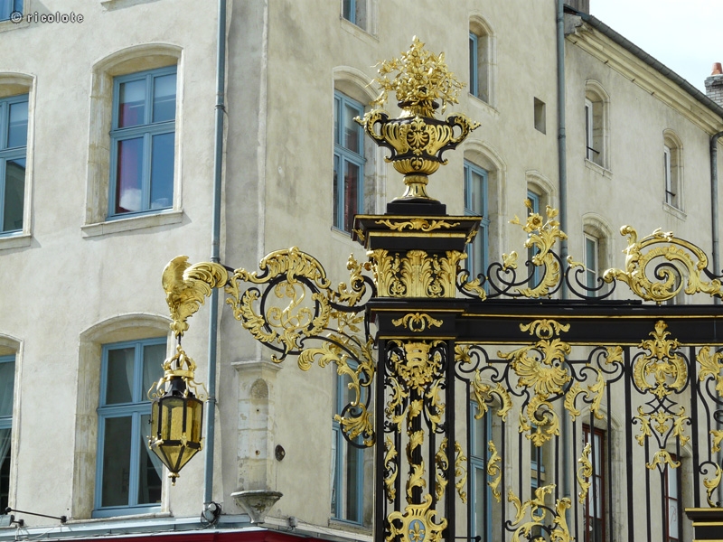 BarriÃ¨re sculptÃ©e en fer forgÃ© dorÃ©e