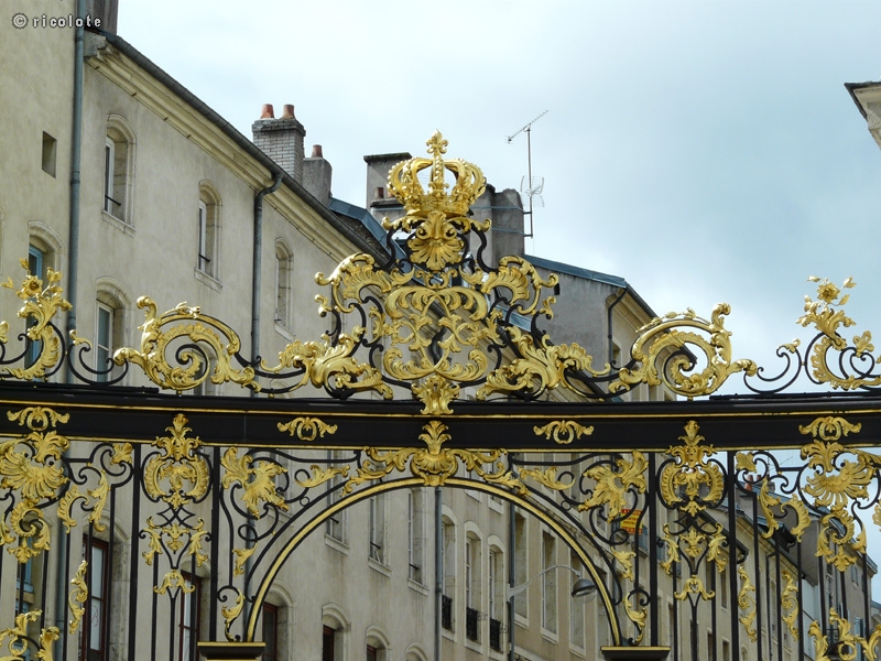 BarriÃ¨re sculptÃ©e en fer forgÃ© dorÃ©e