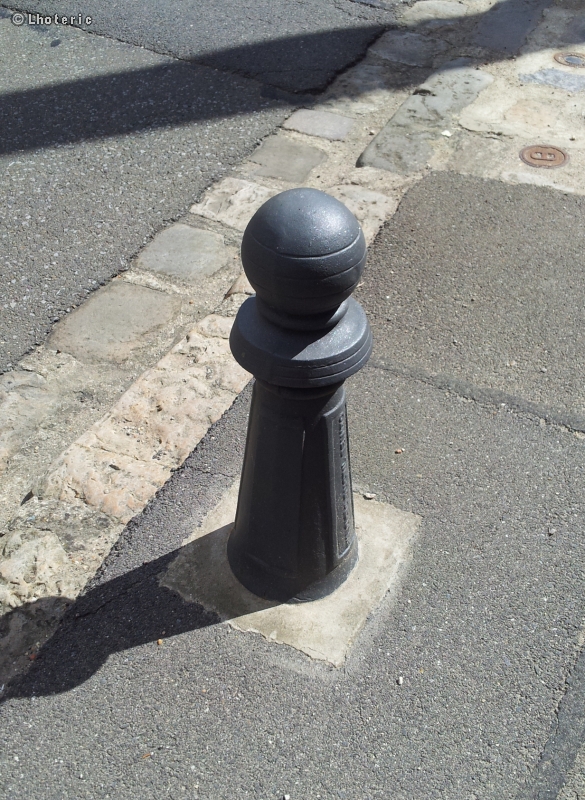 Borne en fonte