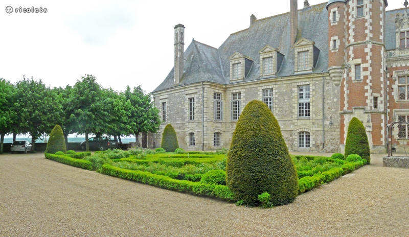 Cour du chÃ¢teau de Luynes