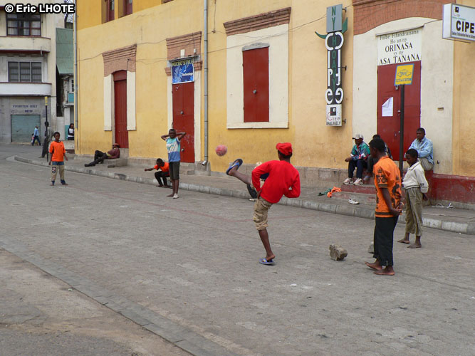 Enfants jouant au foot