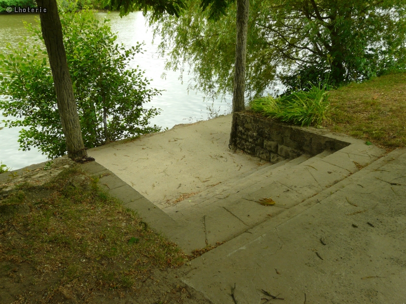 Escalier au bord de l'eau