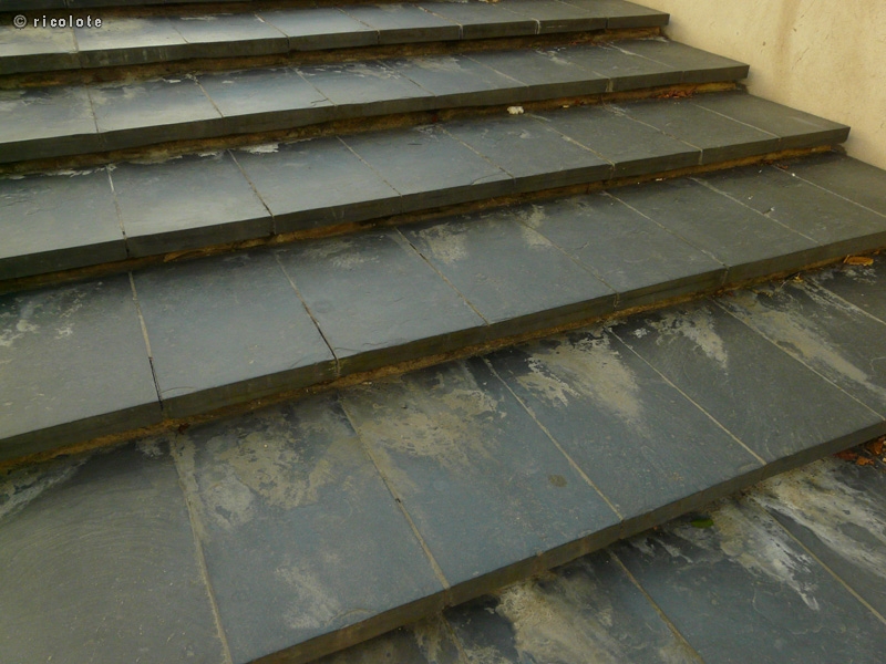 Escalier en pierre noire