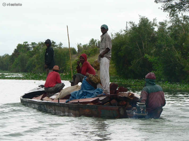 Famille en pirogue