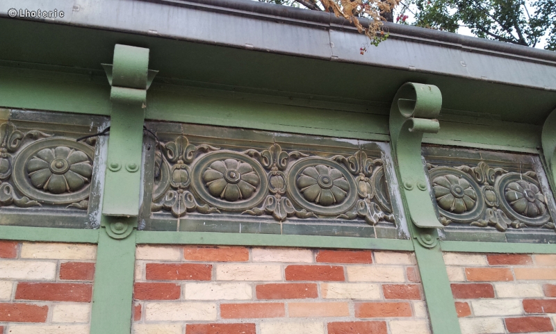 Frise bas-relief en faÃ¯ence