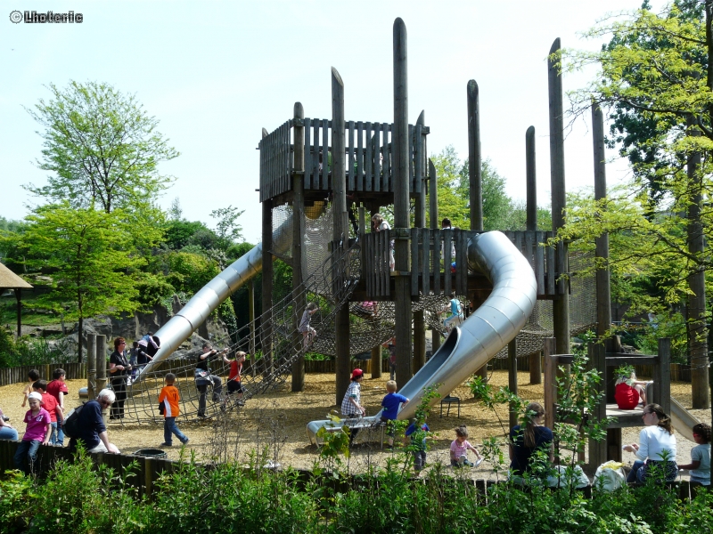 Jeux enfants tour toboggans