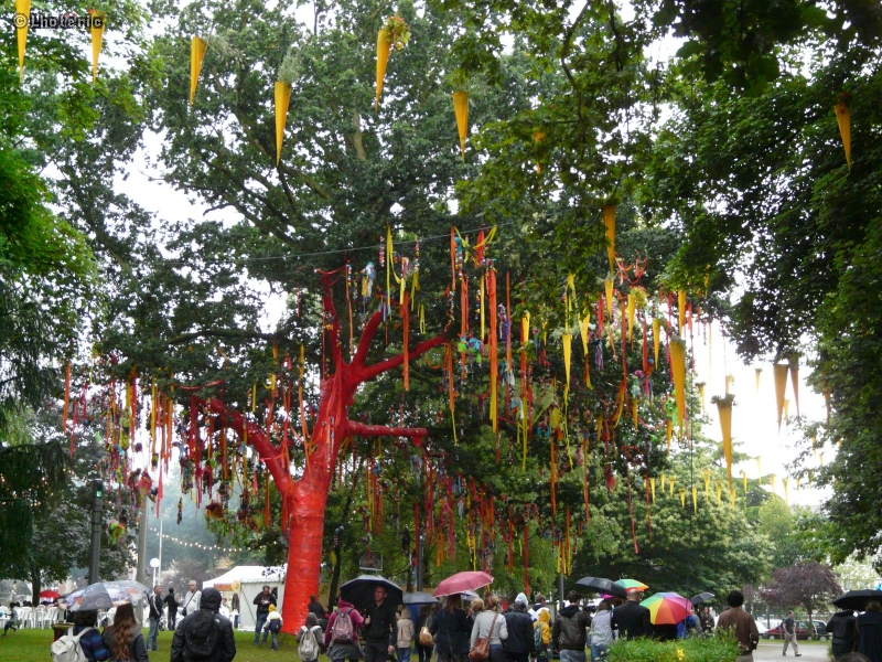 Landart, arbre recouvert de fanions