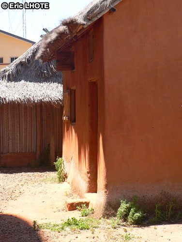 Maison en terre rouge