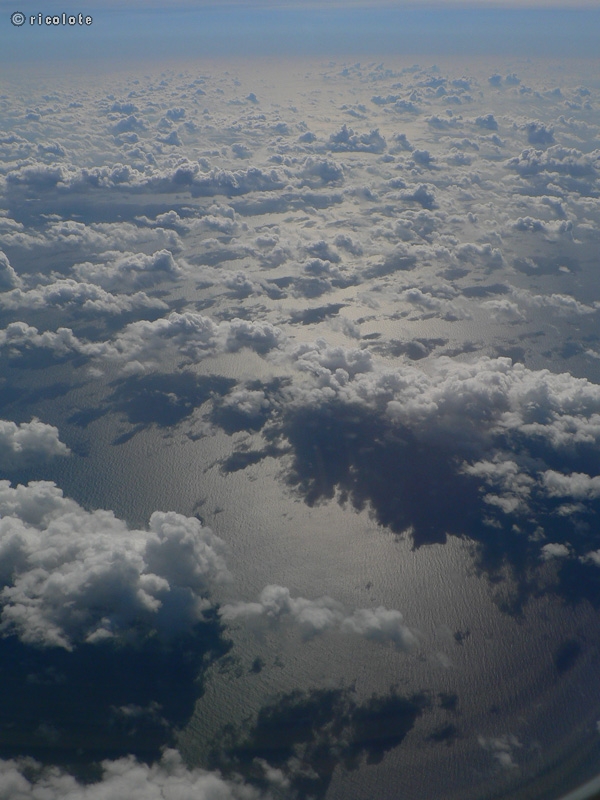 Nuages flottant sur la mer