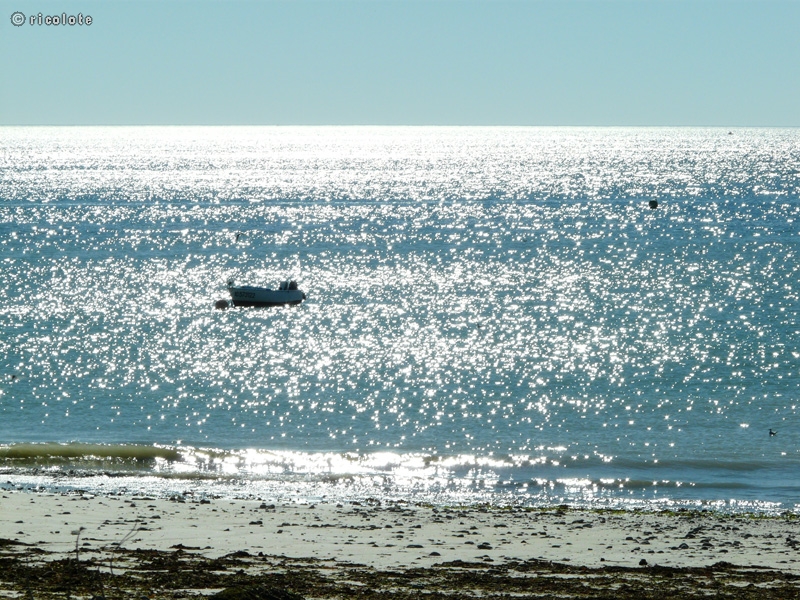 Plage avec mer irisÃ©e