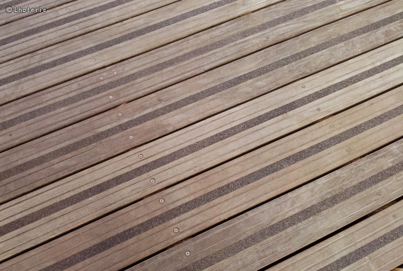 Platelage rainurÃ© avec bandes antidÃ©rapantes