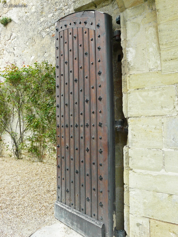 Porte ancienne en bois cloutÃ©