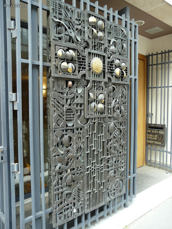 Porte en mÃ©tal forgÃ© ciselÃ©