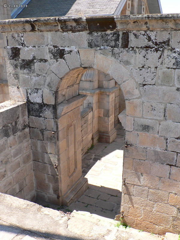 Porte en pierre voÃ»tÃ©e