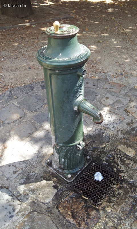 Puits en fonte Ã  pompe Ã  main