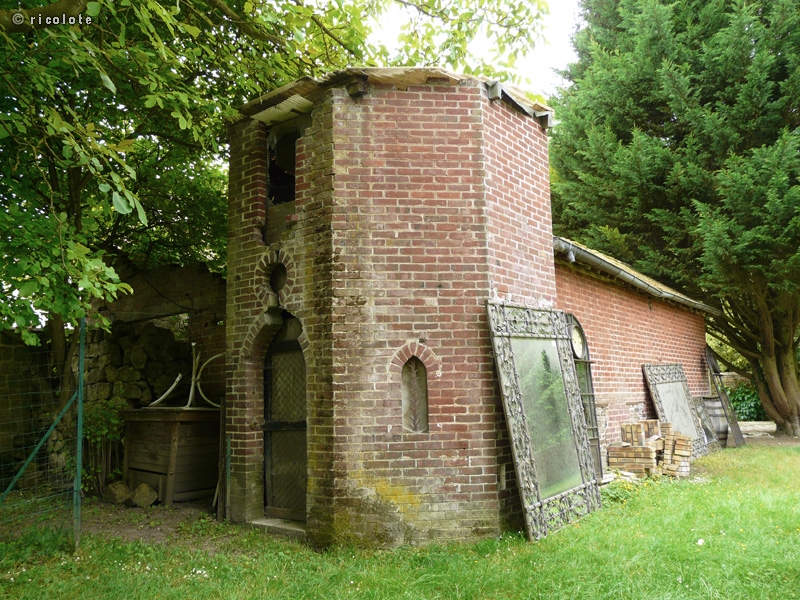Remise au fond du jardin
