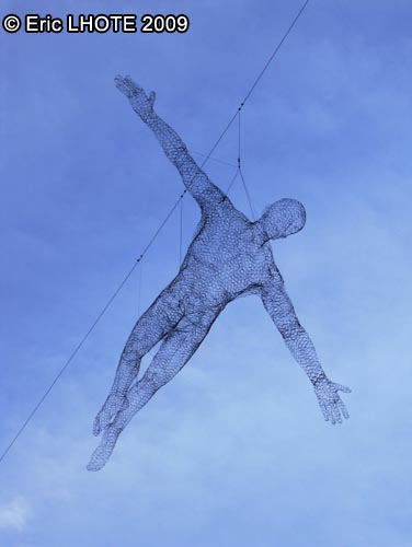 Sculpture d'homme volant en grillage