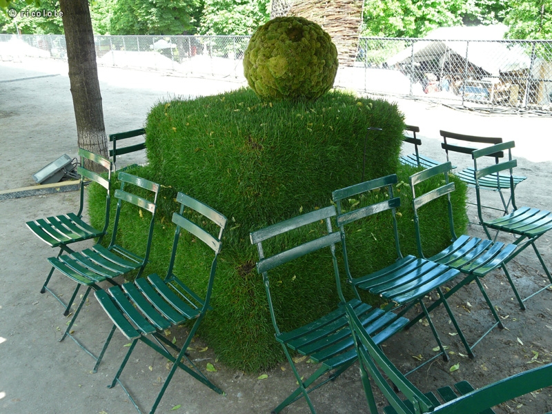 Sculpture en gazon et mousses