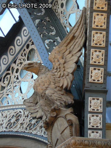 Statue d'aigle