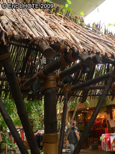 Toiture cabane en branches