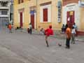 Enfants-jouant-au-foot-20120822231146.jpg