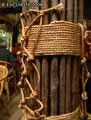 Poteau-habille-de-canisse-et-de-cordages-20120822182302.jpg