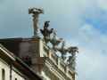 Sculptures-sur-une-corniche-20130427212305.jpg